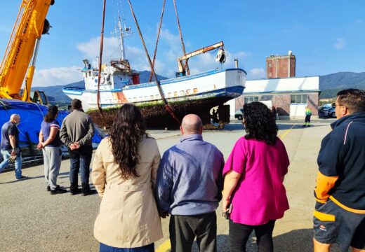 Cariño ‘rescata’ do mar o pesqueiro Artal 13 anos despois e estuda un novo uso en terra